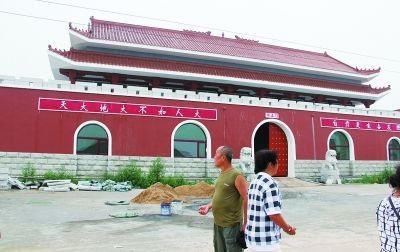 山寨天安门“抹灰” 修建者:此前特意刷红漆