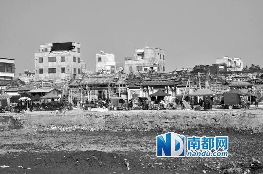 博社村被清剿后,村里的集市仍旧热闹,但多了不少宣传禁毒的横幅和标语。
