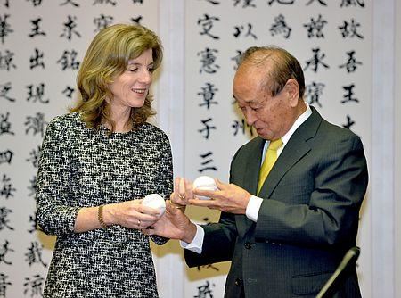 美驻日大使首次访问冲绳向战殁者墓地献花(图)